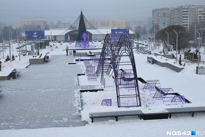 Площадь, названная в честь защитников Донбасса, считается одним из красивейших мест Новокузнецка и зимой, и летом | Источник: Игорь Епифанцев / NGS42.RU
