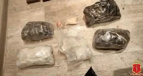 Из квартиры в панельке на севере Петербурга достали 35 кг наркотиков | Источник: ГУ МВД России по г. Санкт-Петербургу и Ленинградской области