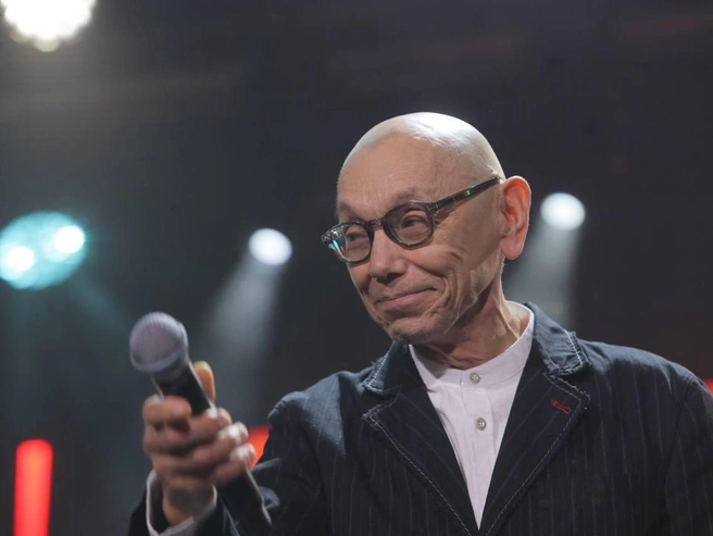 На сцену поднимался легендарный артист и наш земляк! Актер театра и кино, клоун-мим, один из самых узнаваемых артистов петербургского театра «Лицедеи» Анвар Либабов! | Источник: Соня Радостина / E1.RU