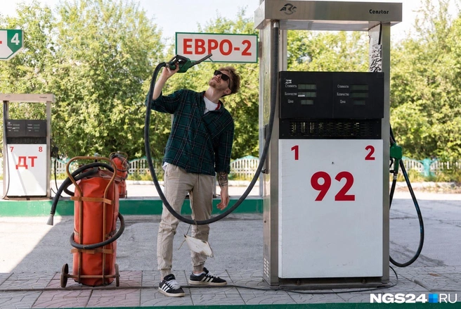 В России начались продажи топлива Евро-2. Чем это грозит? | Источник: Мария Ленц / ngs24.ru / СhatGPT