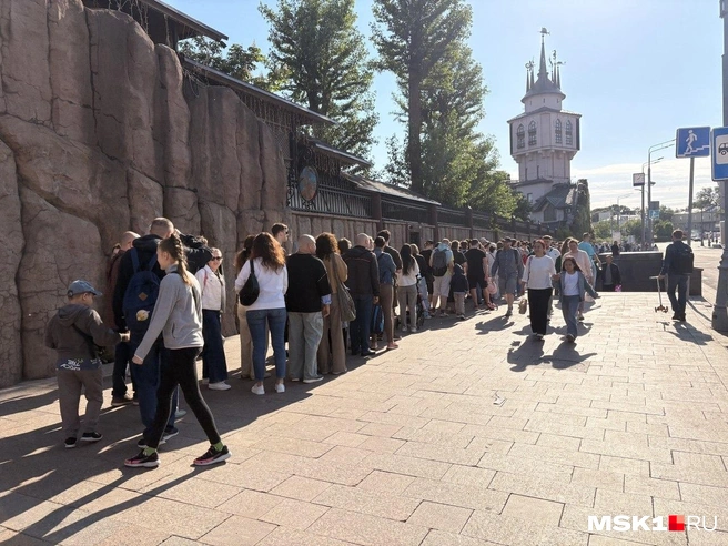 Москвичи с семи утра стоят в очереди на акцию «Ранняя пташка» | Источник: Валерия Животовская / MSK1.RU