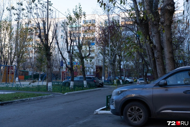 По словам соседей Ольги, ее бывший муж, подозреваемый в ее убийстве, — вежливый, спокойный человек. До развода они жили тут вместе | Источник: Илья Чикотин / 72.RU