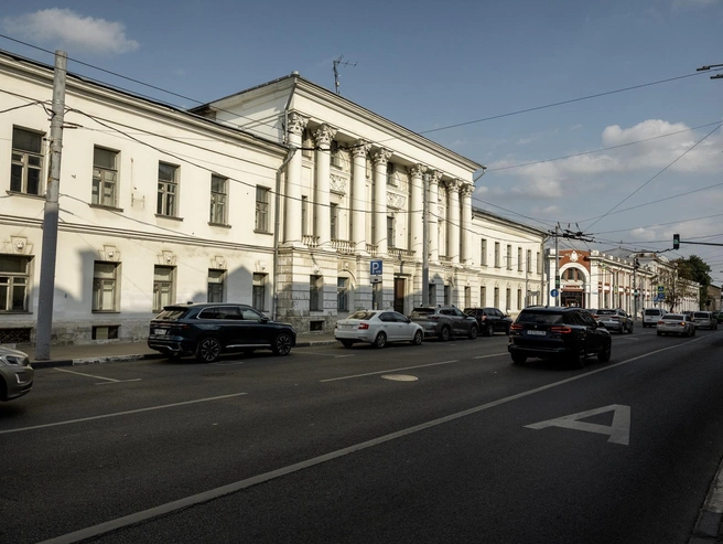В начале улицы расположено здание экономического факультета ЯрГУ имени П. Г. Демидова | Источник: Александр Куренной / 76.RU