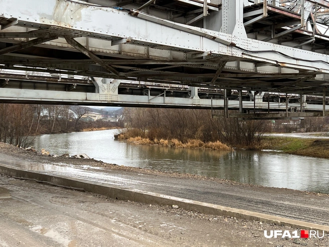 А ещё с моста на голову течёт | Источник: Андрей Бирюков / UFA1.RU