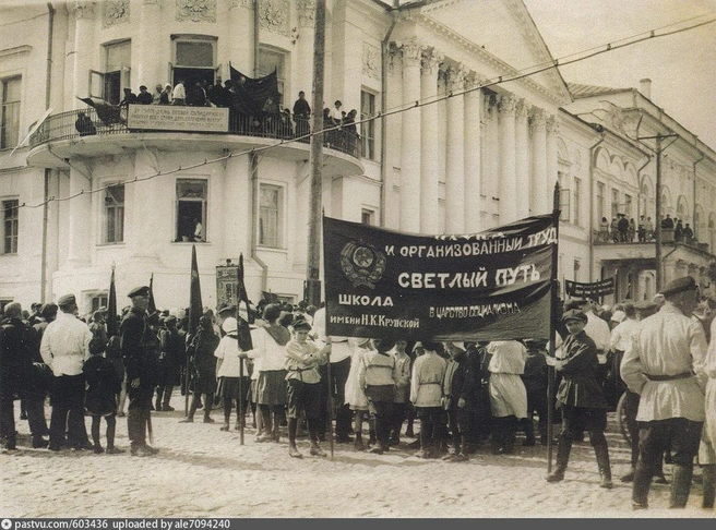 Это одна из самых старых фотографий из нашей подборки — она сделана 1 мая 1930 года. На снимок попал отряд юных пионеров школы имени Крупской | Источник: сканированное изображение из альбома: «Рязань в фотографиях XIX — первой трети XX века»