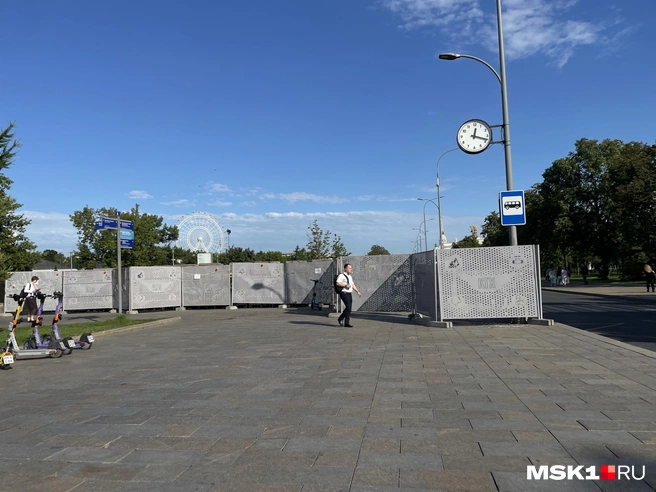 Тротуар перегородили заборами | Источник: Екатерина Фадеева / MSK1.RU