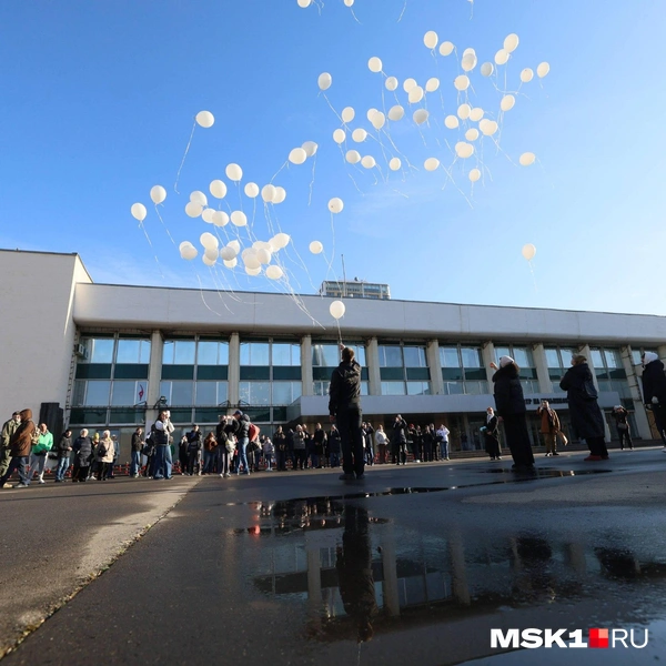 В небо выпустили 130 воздушных шаров&nbsp;— ровно столько человек погибли в жутком теракте | Источник: Артем Устюжанин / MSK1.RU
