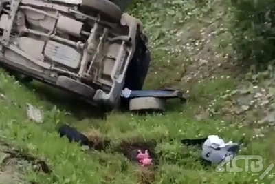 Очевидец снял разбитый авто с детскими игрушками в кювете Корсакова