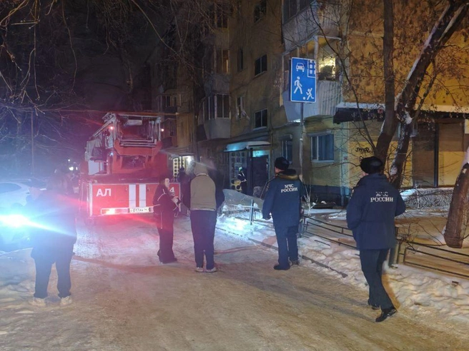 Большинство жильцов эвакуировались самостоятельно, однако некоторым потребовалась помощь спасателей | Источник: ИА «Ночные новости»