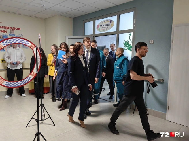 На встрече с министром собрались большие чиновники, журналисты и работники сферы образования  | Источник: Юлия Мальцева / 72.RU