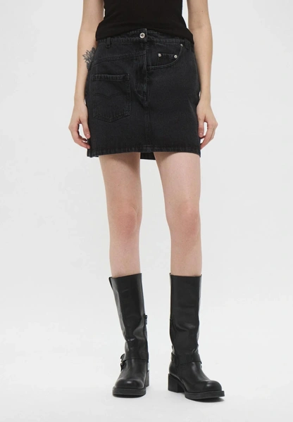 Правильные джинсы и кокетливое мини: 5 главных трендов денима 2026