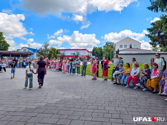 Местные жители высыпали на главную площадь | Источник: Булат Салихов / UFA1.RU