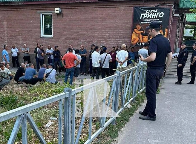 У рязанской сауны засняли толпу мужчин и полицию | ya62.ru