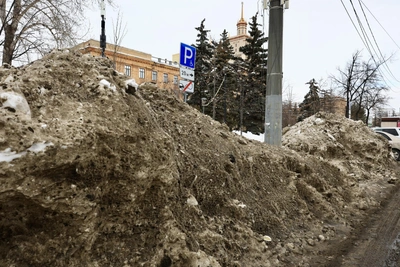 Лошкин назвал уборку снежных куч первоочередной задачей