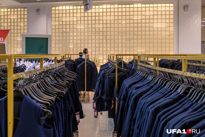 Продавцы уверяют, что в последние недели перед 1 сентября нужных размеров может и не быть | Источник: Булат Салихов / UFA1.RU