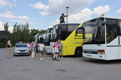 В Волгограде дети не уехали в лагерь из-за поломки автобусов