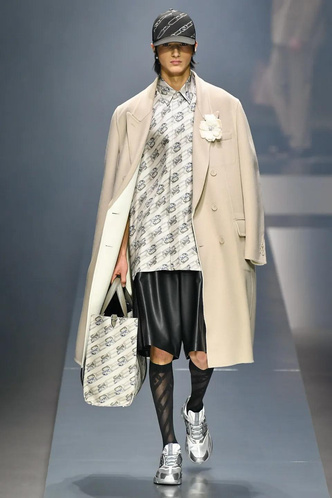 Вязаные платья, пиджаки без воротников и логомания в новой мужской коллекции Fendi