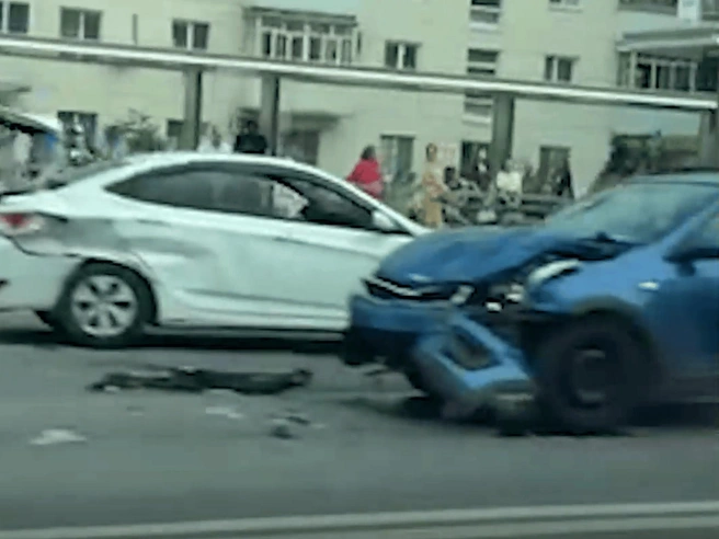 Судя по видео очевидцев, от удара больше всего пострадала Kia | Источник: читатели V1.RU