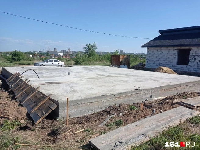 Преобладающая часть «строек» Галстяна выглядит именно так — голый фундамент | Источник: читатель 161.RU