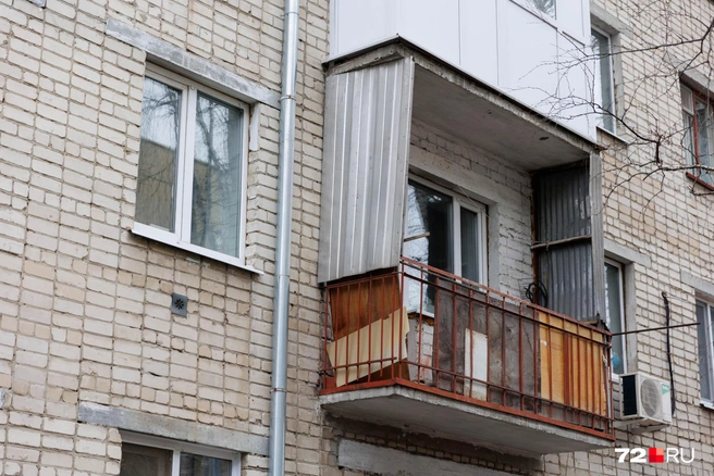 Остекление коснулось далеко не всех балконов (и это нормально). А вот окна на пластиковые уже сменили едва ли не в каждой квартире | Источник: Ирина Шарова / 72.RU