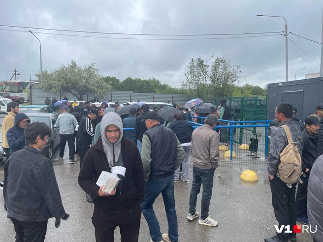 Полиция Волгоградской области заявила, что сервисный центр у Мамаева кургана начал работать до последнего мигранта