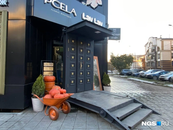 Порадовать новосибирцев атмосферой праздника также решили в цветочном салоне на Советской. Рядом с его входом установили тележку, заполненную тыквами | Источник: Анастасия Хрипушина/NGS.RU