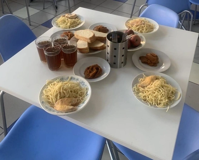 Так, например, может выглядеть обед для ребят с 5 по 11 классы. Но есть еще и отдельное буфетное меню | Источник: gortorgofficial / vk.com