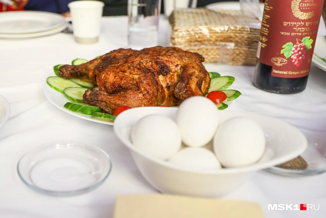 Это не курица и яйцо, это зроа и бейца. Каждый продукт на праздничном седере имеет свой смысл | Источник: Артем Устюжанин / MSK1.RU