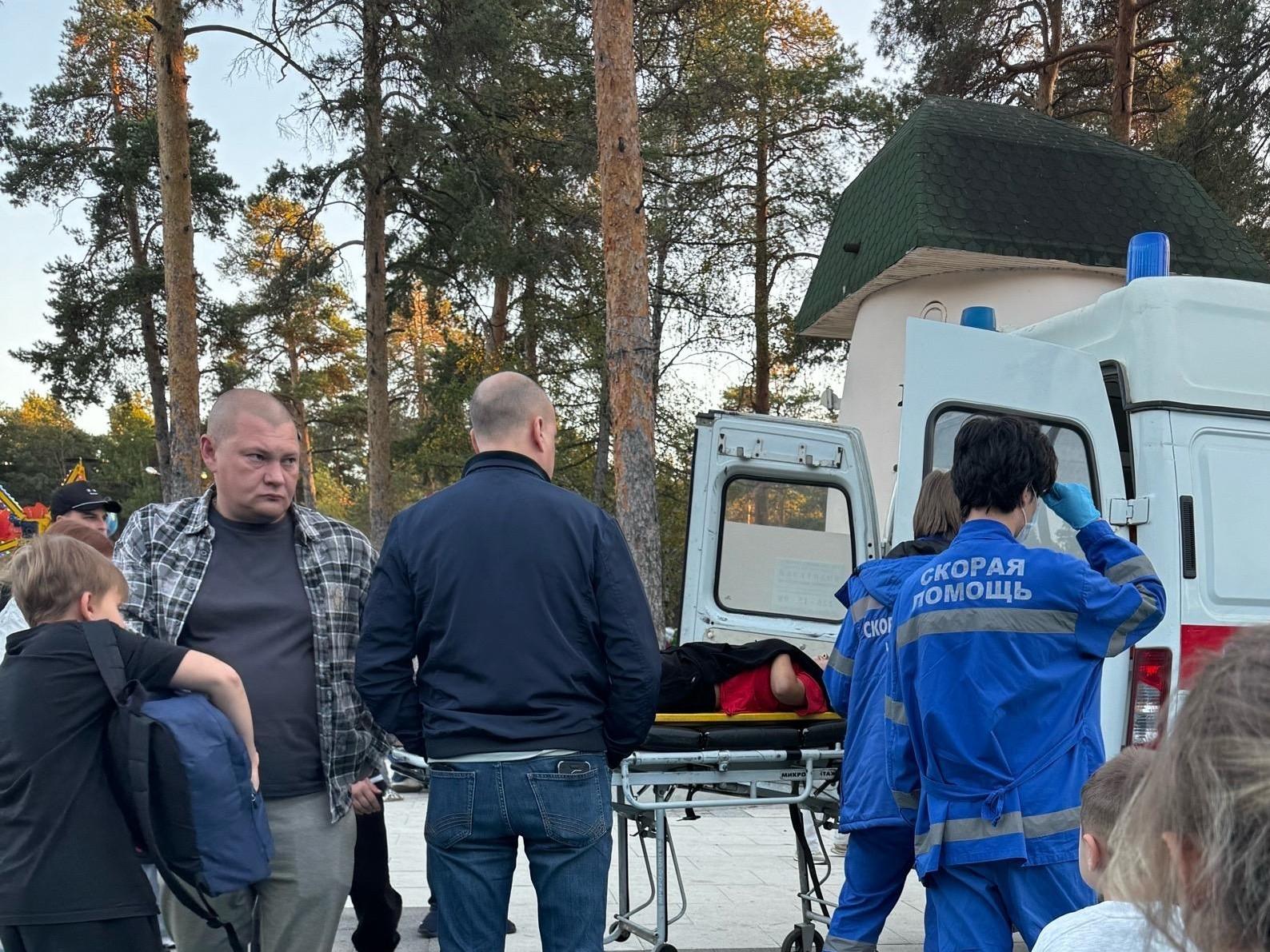 Ребенка увезли на скорой с новой площадки в Парке Гагарина