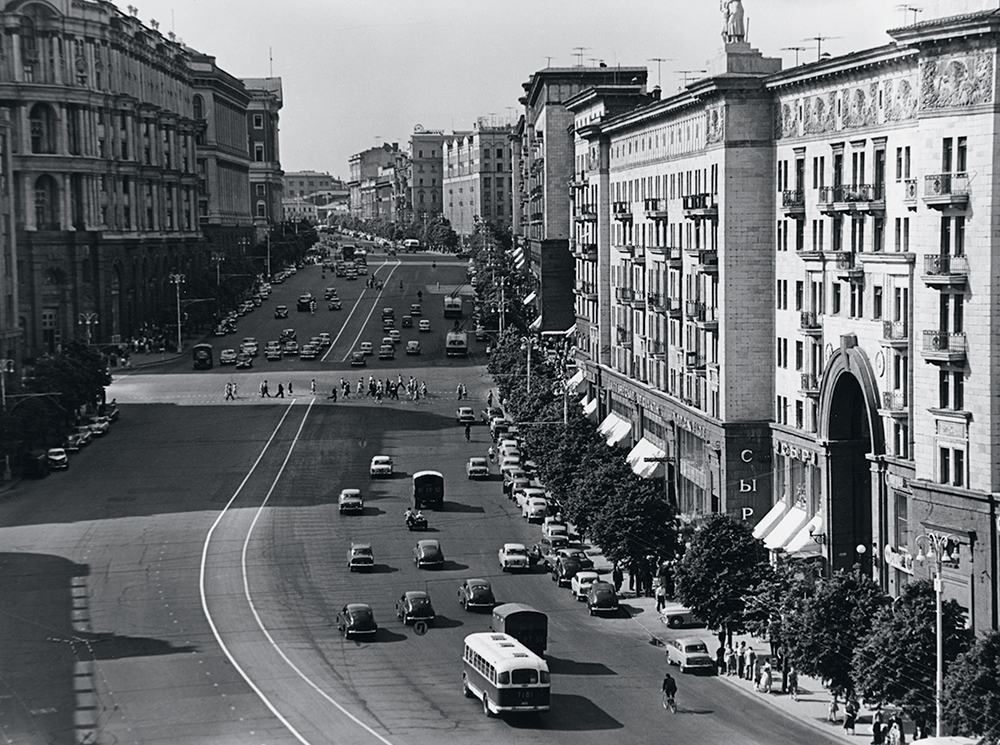 Наум Грановский, "Улица Горького. Солнечный переход". 1950-е годы | marieclaire.ru