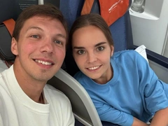 Дурачатся, загорают и ужинают с видом на океан: Аверина и Соловьев после свадьбы отмечают медовый месяц на Мальдивах