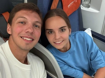 Дурачатся, загорают и ужинают с видом на океан: Аверина и Соловьев после свадьбы отмечают медовый месяц на Мальдивах