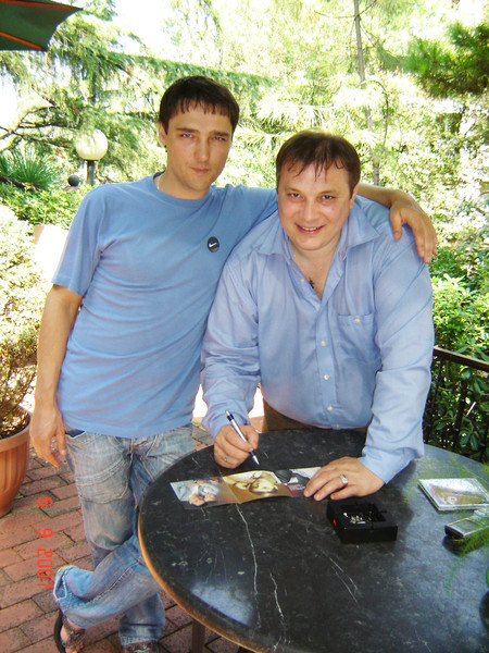 «Спи спокойно!»: Разин почтил память Шатунова на 40-й день после смерти