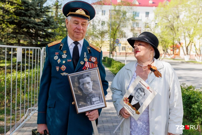 Традиция «Бессмертный полк»&nbsp;— это массовые шествия людей с портретами родственников, участвовавших в Великой Отечественной войне. Эта акция не только памятна, но и символизирует уважение к героическим наследиям и передачу исторической памяти от поколения к поколению | Источник: Ирина Шарова / 72.RU