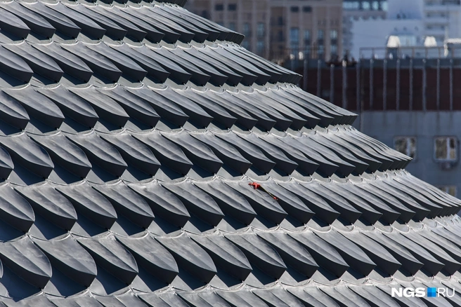 Горожане сразу обратили внимание, что обновленная крыша выглядит темнее, чем раньше | Источник: Александр Ощепков / NGS.RU