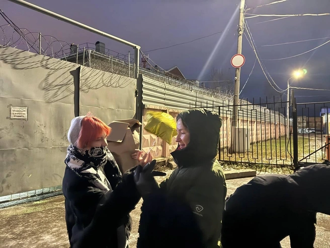 Друзья встретили Катю цветами и шариком в виде звездочки | Источник: Алексей, защитник Екатерины