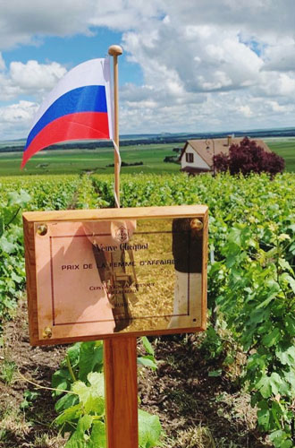 Крещение лозы: имя русской бизнес-леди теперь высится над виноградником во Франции