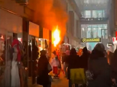 В Москве загорелся ТЦ «Елоховский пассаж»: огонь охватил все здание