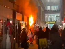 В Москве загорелся ТЦ «Елоховский пассаж»: огонь охватил все здание