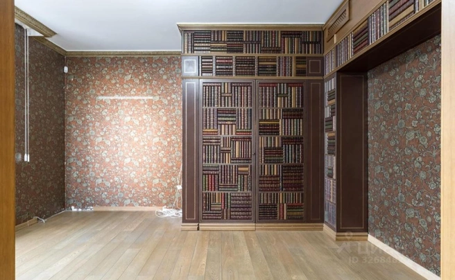 Как в детективных фильмах, дверь в комнате хорошо замаскирована за «книгами» | Источник: cian.ru