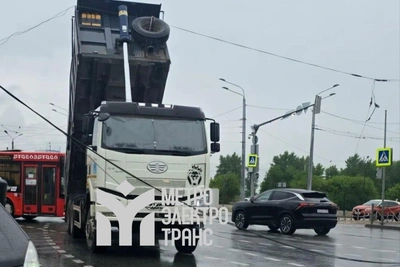 Грузовик оборвал провода на дамбе в Казани: центр встал в пробках