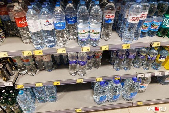 Вода самого дешевого сегмента пользуется наибольшим спросом | Источник: Алексей Волхонский / V1.RU