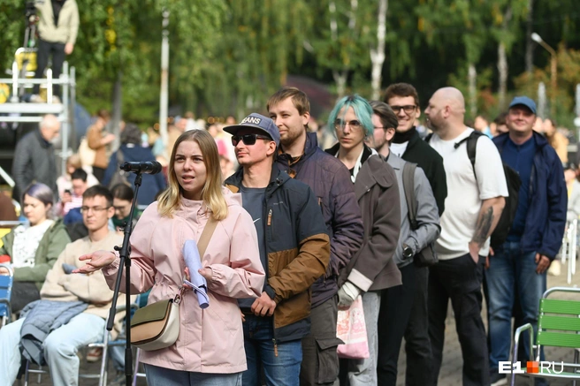 Сотни жителей Екатеринбурга пришли в парк Маяковского, чтобы послушать лекцию о космосе | Источник: Дмитрий Емельянов / E1.RU