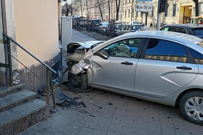 На Загородном автомобиль врезался в стену дома