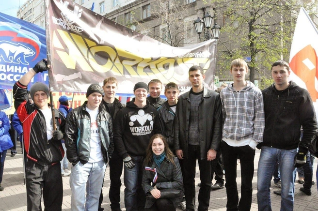 1 мая 2012 г. Первомайское шествие по площади Революции | Источник: Workout Челябинск