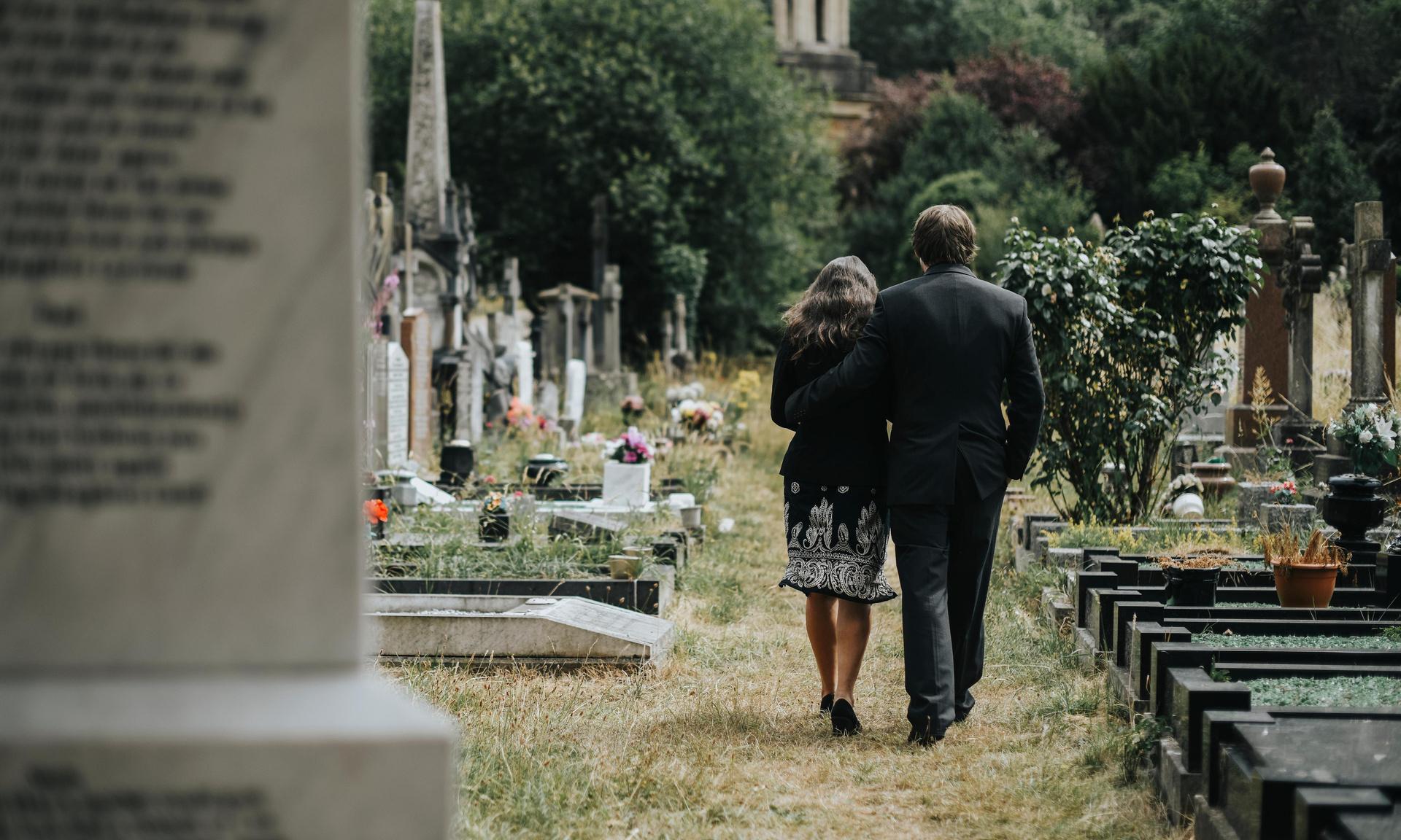 «Приходи на кладбище, позависаем»: зумеры запустили тренд на необычные места для свиданий