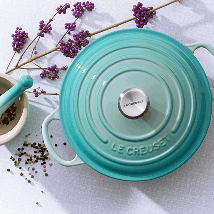 Чугунная кастрюля Le Creuset покрыта эмалью мятного оттенка. Свойства металла позволяют использовать кастрюлю на любых варочных поверхностях, в духовке, открытом огне и даже на индукционных панелях. | Источник: Design Boom