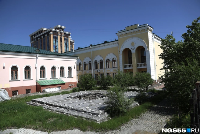 В наше время рядом с домом появилась пристройка | Источник: Евгений Софийчук / NGS55.RU