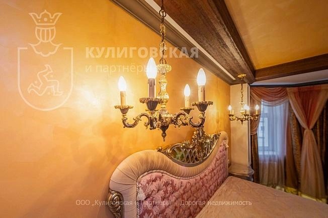 Здесь даже люстры с позолотой | Источник: Элитная недвижимость Екатеринбурга / Т.me