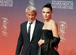 Шон Пенн вышел в свет с новой девушкой: она из Молдавии, ей 30 лет и она очень красивая
